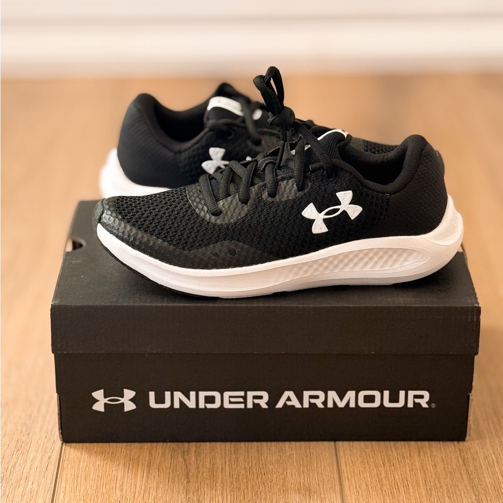 Under Armour BOYS UA BGS Charged Pursuit 3 Size 4 black white NIB
